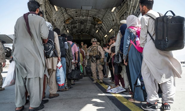 UK scrambles to complete Kabul airlift as envoy flags risk of provoking Taliban