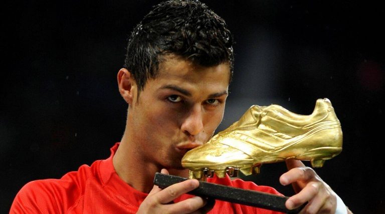 Factbox: Manchester United wins the race to sign Cristiano Ronaldo