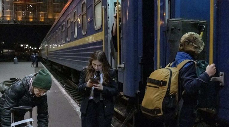 Some Ukrainian refugees are returning home, despite the risks