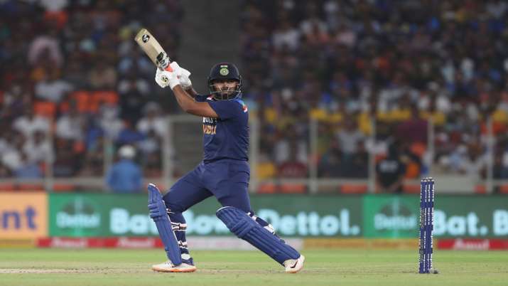 Pant still to win his maiden toss; Twitter reacts